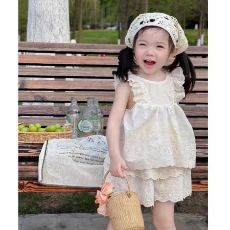 Set Bộ Bé Gái Tiểu Thư Ren Hoa Nổi Phối Bèo Dễ Thương- Áo Tay Bèo Xinh Xắn Quần Giả Váy Nữ Tính. - Ảnh 2