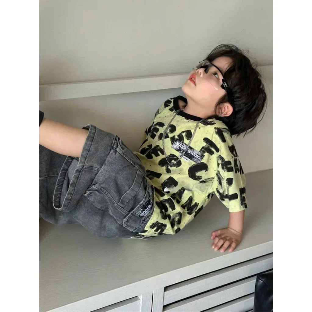 Set Bộ Bé Trai Áo Thun Cotton 100% Nền Loang In Chữ Graffiti & Quần Short Jean Cotton Cargo Túi Hộp - Ảnh 2