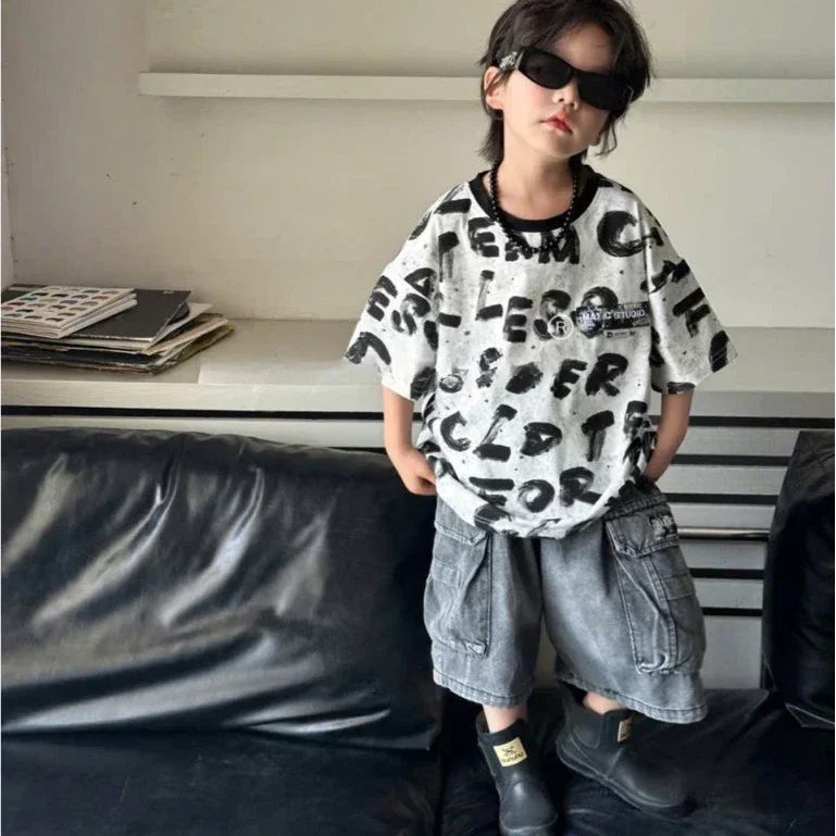 Set Bộ Bé Trai Áo Thun Cotton 100% Nền Loang In Chữ Graffiti & Quần Short Jean Cotton Cargo Túi Hộp - Ảnh 5