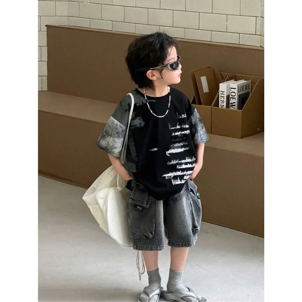 Set Đồ Áo Thun In Chữ Graffiti Phối Họa Tiết Loang Đen & Quần Short Jean Cargo Cho Bé Trai Năng Động - Ảnh 4