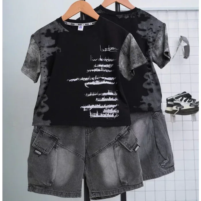 Set Đồ Áo Thun In Chữ Graffiti Phối Họa Tiết Loang Đen & Quần Short Jean Cargo Cho Bé Trai Năng Động - Ảnh 5